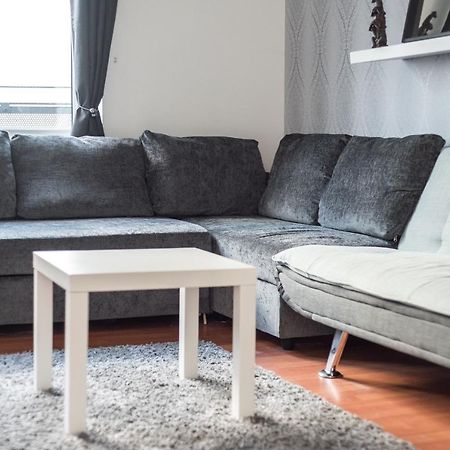 Modern Spacious 3 Bedroom City Centre Apartment - Free Parking - Private Balcony エディンバラ エクステリア 写真