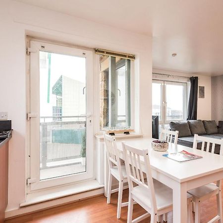 Modern Spacious 3 Bedroom City Centre Apartment - Free Parking - Private Balcony エディンバラ エクステリア 写真