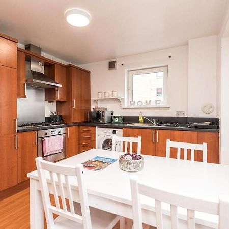 Modern Spacious 3 Bedroom City Centre Apartment - Free Parking - Private Balcony エディンバラ エクステリア 写真
