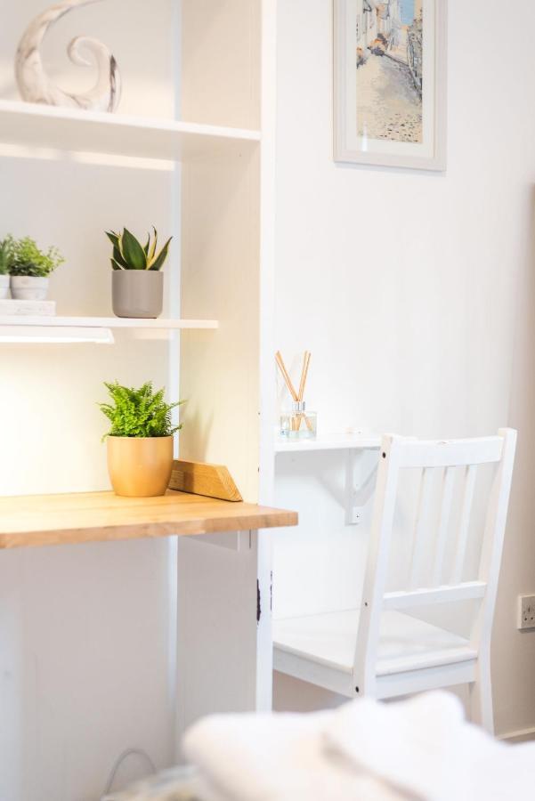 Modern Spacious 3 Bedroom City Centre Apartment - Free Parking - Private Balcony エディンバラ エクステリア 写真