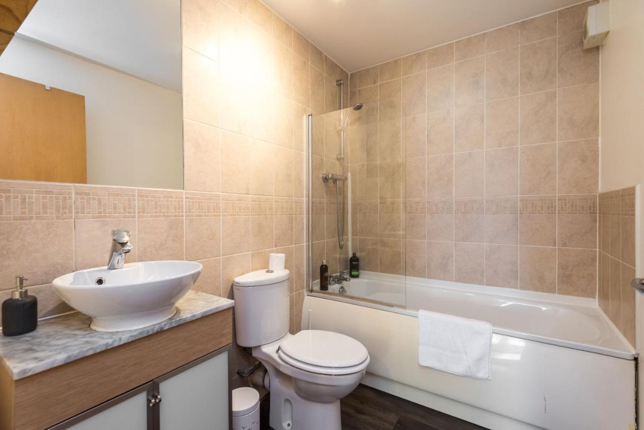Modern Spacious 3 Bedroom City Centre Apartment - Free Parking - Private Balcony エディンバラ エクステリア 写真