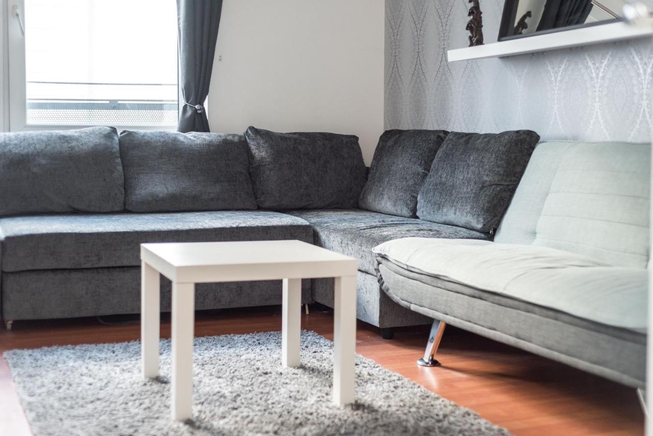 Modern Spacious 3 Bedroom City Centre Apartment - Free Parking - Private Balcony エディンバラ エクステリア 写真
