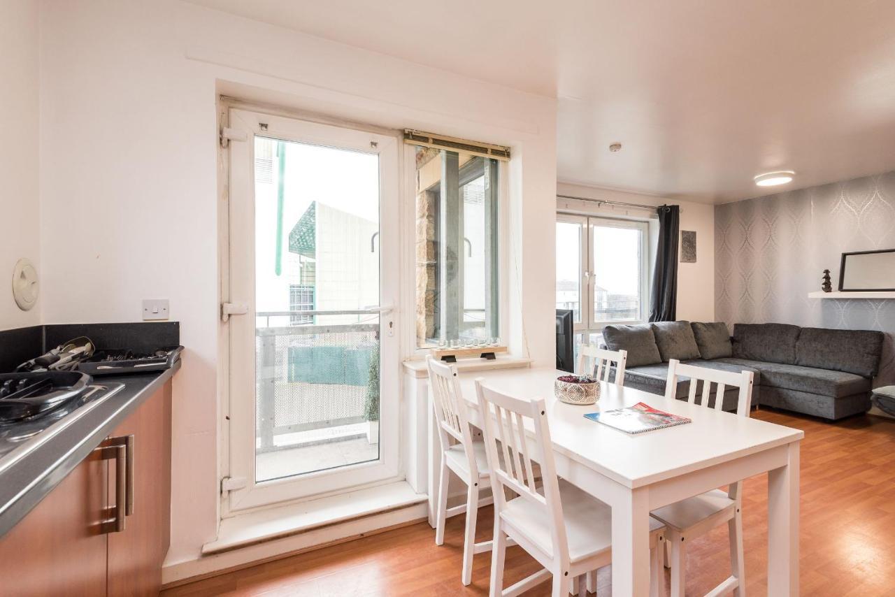 Modern Spacious 3 Bedroom City Centre Apartment - Free Parking - Private Balcony エディンバラ エクステリア 写真
