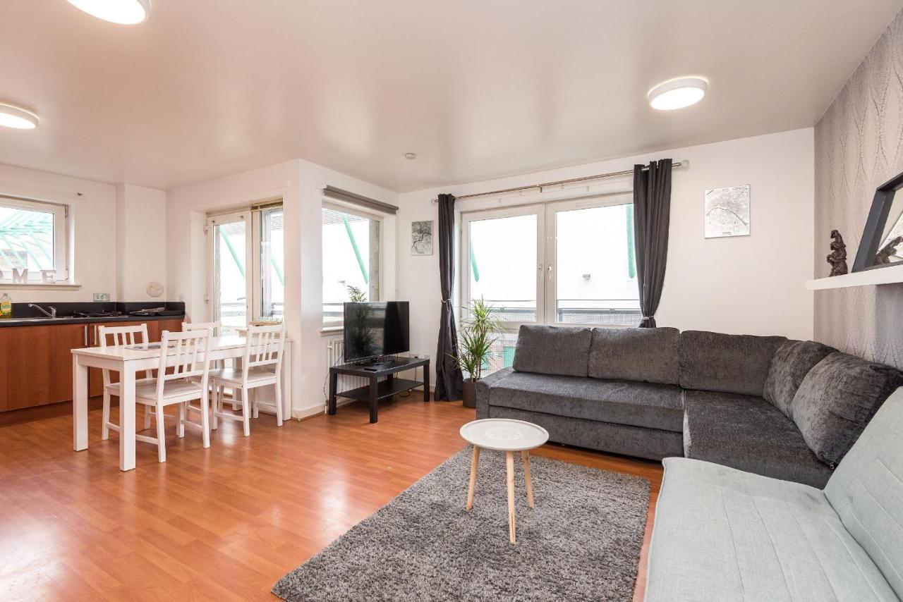 Modern Spacious 3 Bedroom City Centre Apartment - Free Parking - Private Balcony エディンバラ エクステリア 写真