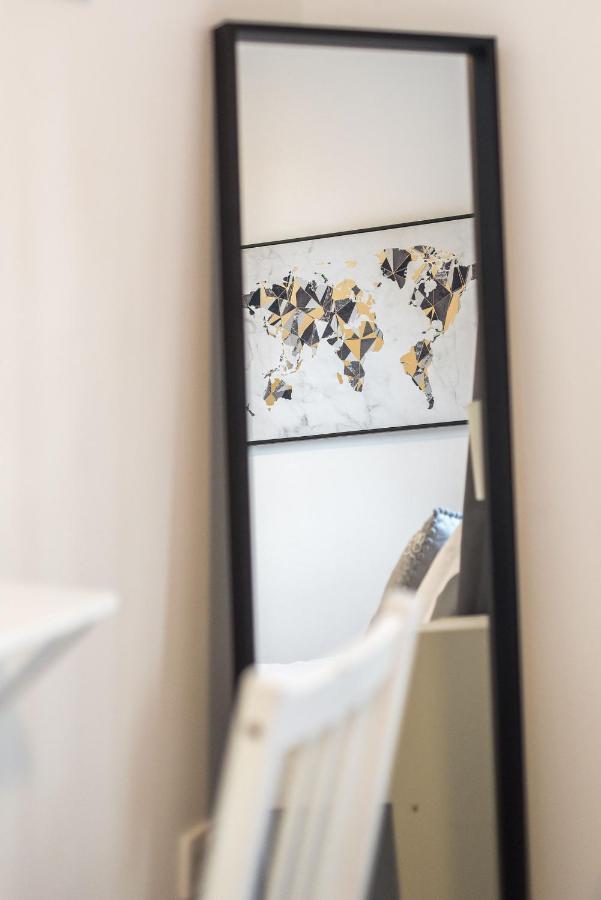 Modern Spacious 3 Bedroom City Centre Apartment - Free Parking - Private Balcony エディンバラ エクステリア 写真