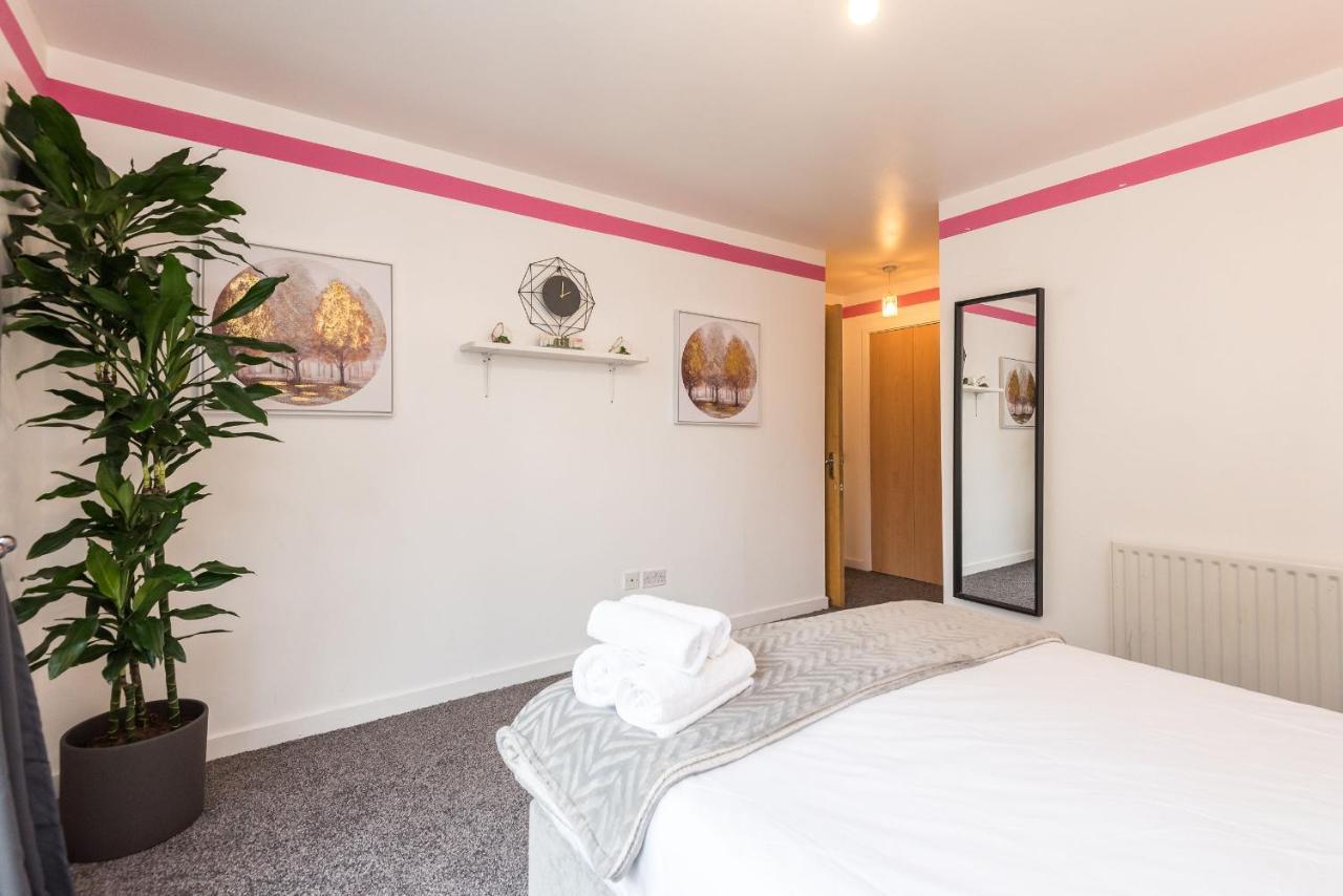Modern Spacious 3 Bedroom City Centre Apartment - Free Parking - Private Balcony エディンバラ エクステリア 写真