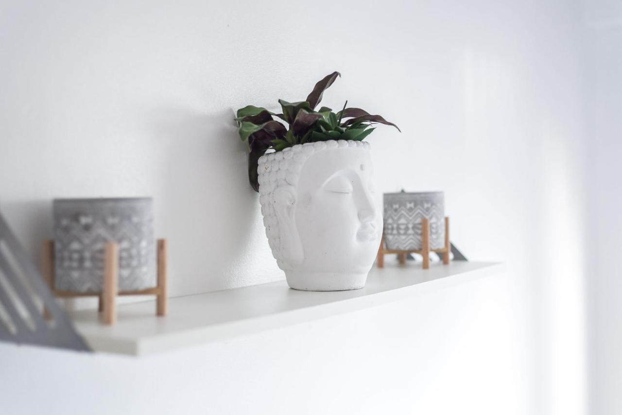 Modern Spacious 3 Bedroom City Centre Apartment - Free Parking - Private Balcony エディンバラ エクステリア 写真