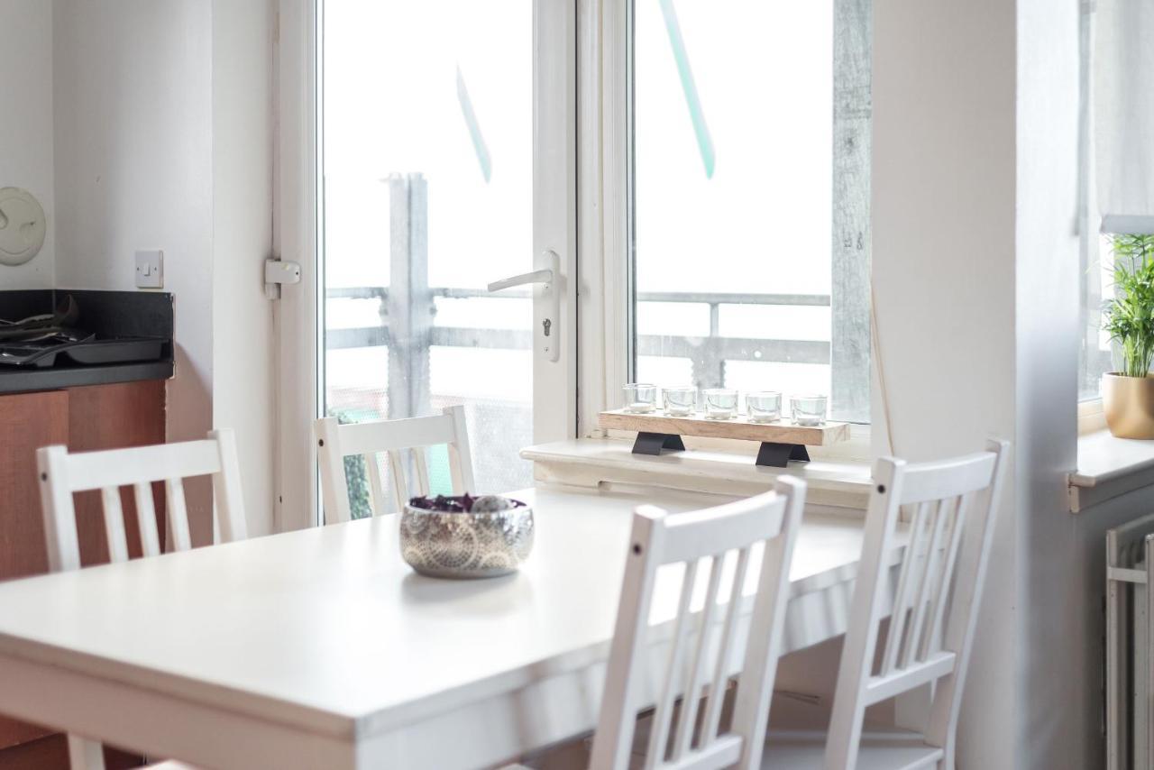 Modern Spacious 3 Bedroom City Centre Apartment - Free Parking - Private Balcony エディンバラ エクステリア 写真