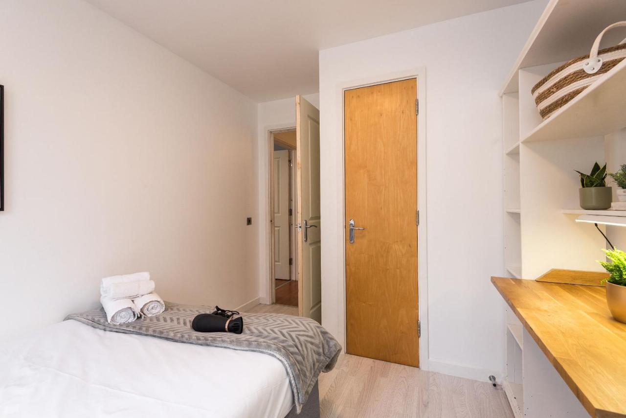 Modern Spacious 3 Bedroom City Centre Apartment - Free Parking - Private Balcony エディンバラ エクステリア 写真