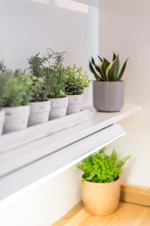 Modern Spacious 3 Bedroom City Centre Apartment - Free Parking - Private Balcony エディンバラ エクステリア 写真