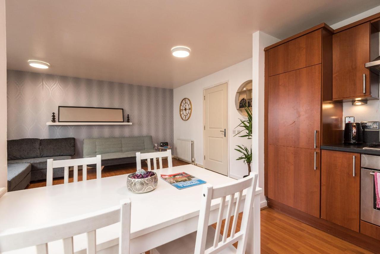 Modern Spacious 3 Bedroom City Centre Apartment - Free Parking - Private Balcony エディンバラ エクステリア 写真