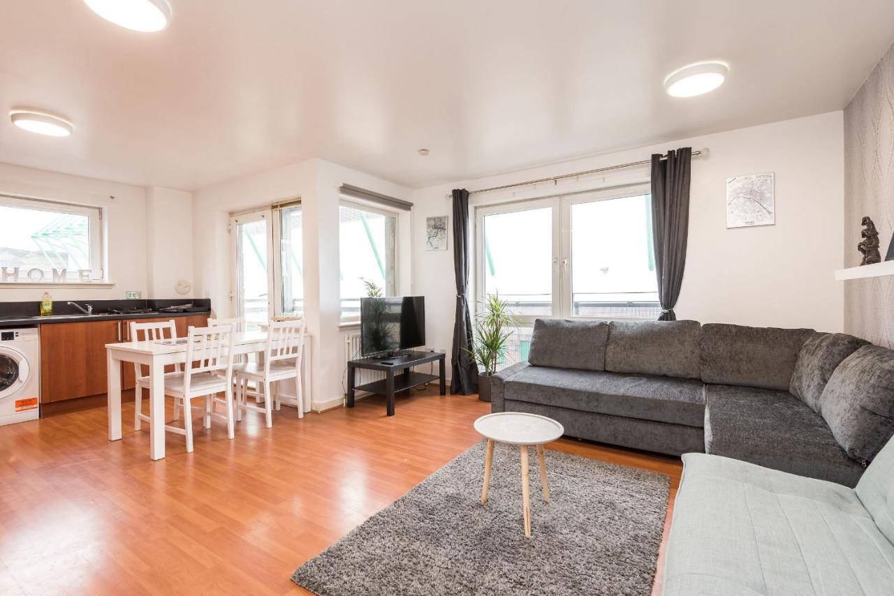 Modern Spacious 3 Bedroom City Centre Apartment - Free Parking - Private Balcony エディンバラ エクステリア 写真