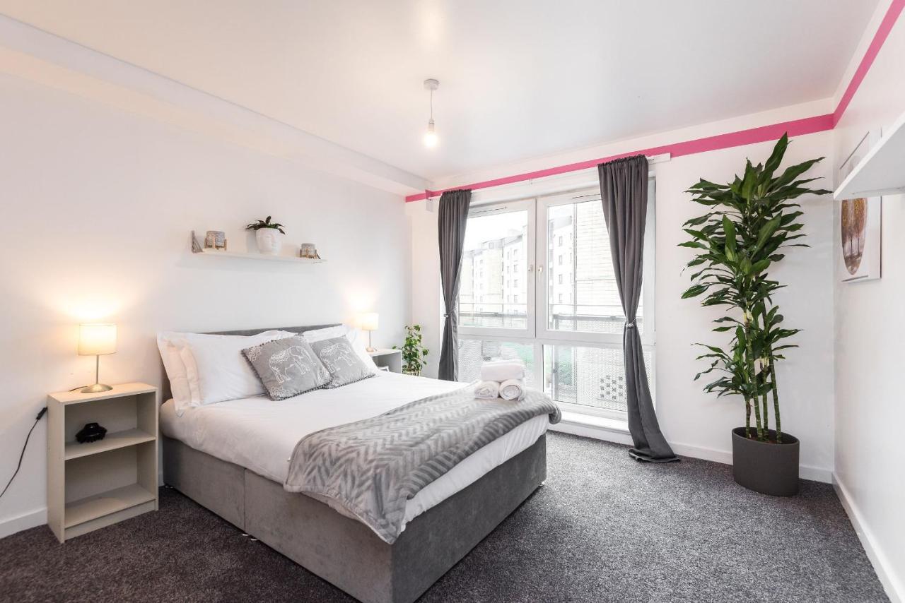 Modern Spacious 3 Bedroom City Centre Apartment - Free Parking - Private Balcony エディンバラ エクステリア 写真
