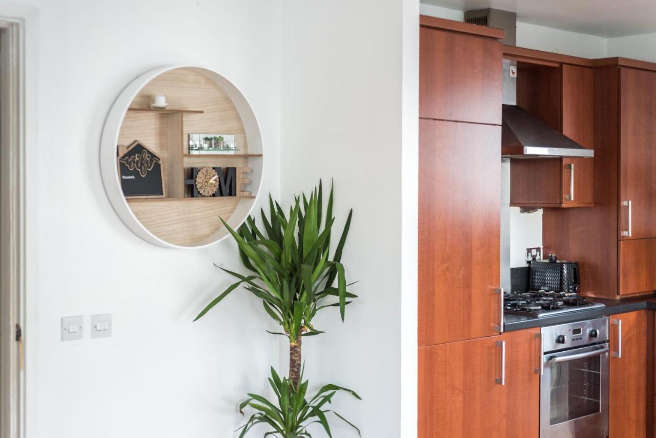 Modern Spacious 3 Bedroom City Centre Apartment - Free Parking - Private Balcony エディンバラ エクステリア 写真