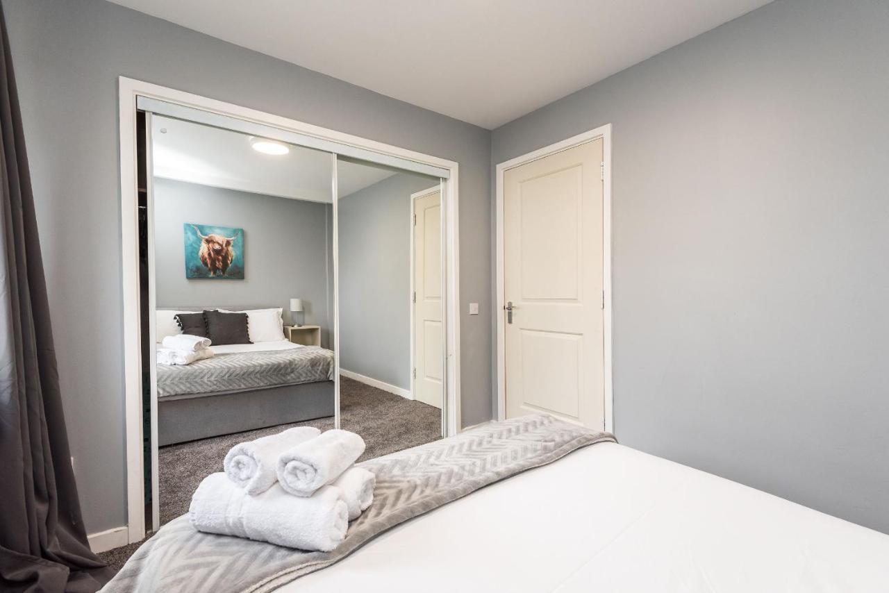 Modern Spacious 3 Bedroom City Centre Apartment - Free Parking - Private Balcony エディンバラ エクステリア 写真