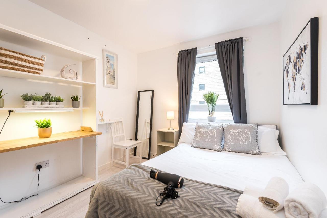Modern Spacious 3 Bedroom City Centre Apartment - Free Parking - Private Balcony エディンバラ エクステリア 写真