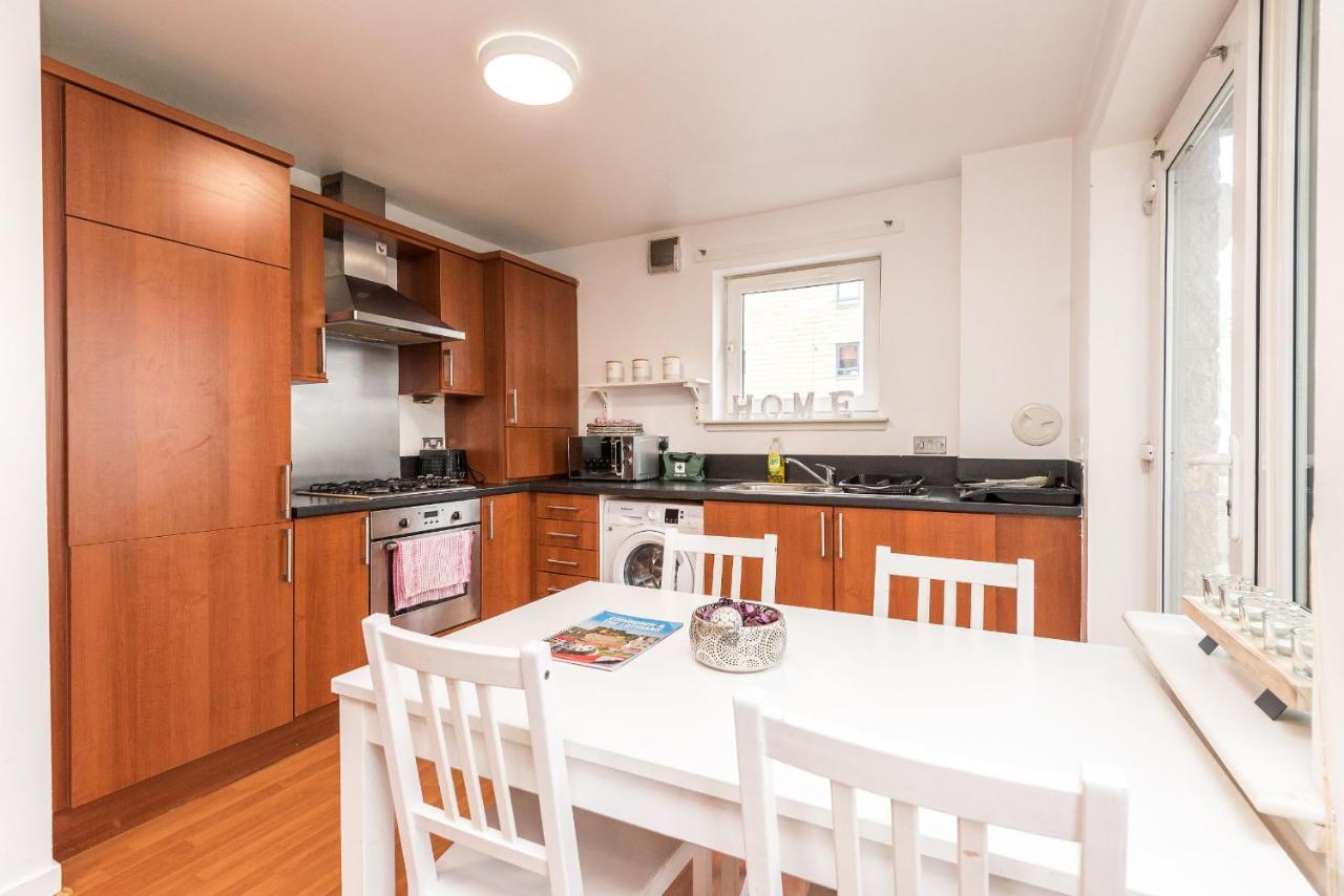 Modern Spacious 3 Bedroom City Centre Apartment - Free Parking - Private Balcony エディンバラ エクステリア 写真