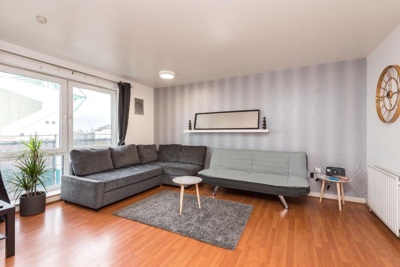 Modern Spacious 3 Bedroom City Centre Apartment - Free Parking - Private Balcony エディンバラ エクステリア 写真